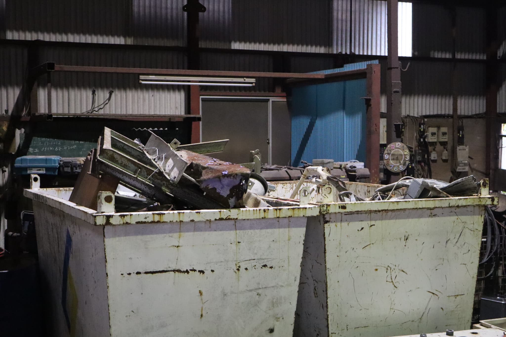 UCHIKAWAの施設内コンテナに仕分けられた各種金属スクラップ